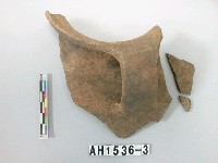 藏品(褐色夾砂帶把陶口緣殘件)的圖片